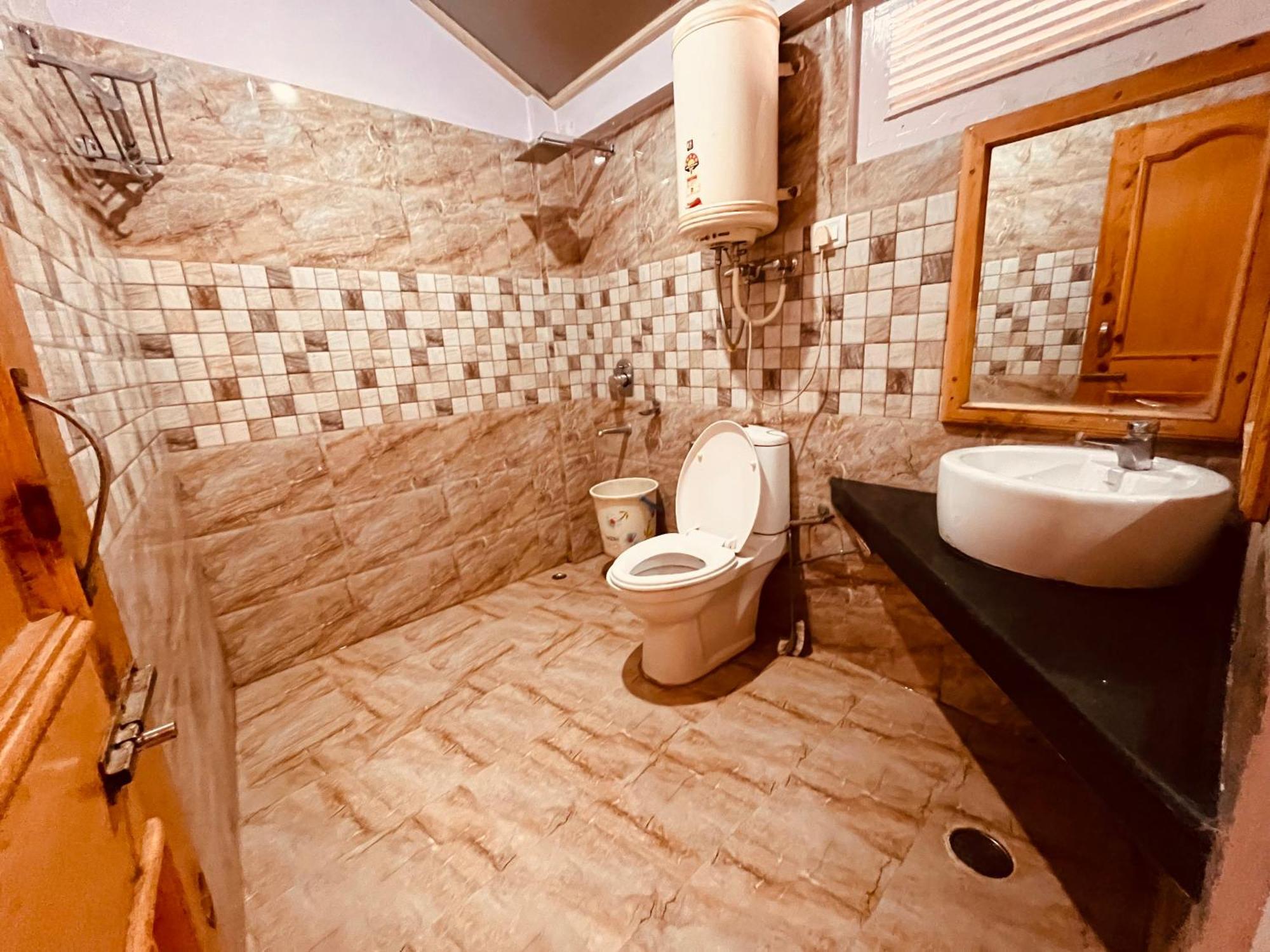 Hollywood - Scenic River & Mountain View With Premium Near Mall Road Hotel Manali (Himachal Pradesh)